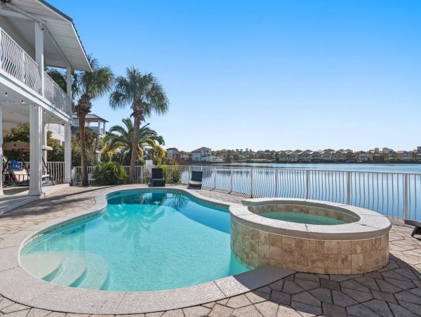 Luxurious Family Retreat in Destin - Private Pool & Lake Views