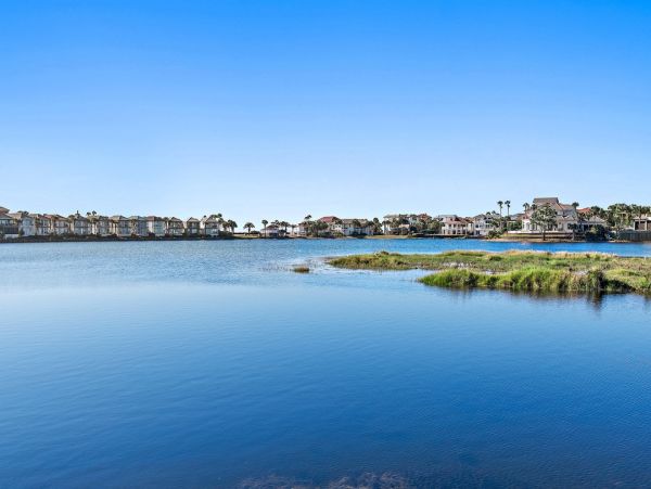 Luxurious Family Retreat in Destin - Private Pool & Lake Views