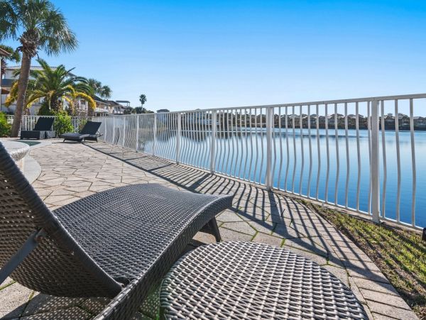 Luxurious Family Retreat in Destin - Private Pool & Lake Views