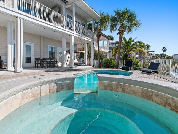 Luxurious Family Retreat in Destin - Private Pool & Lake Views