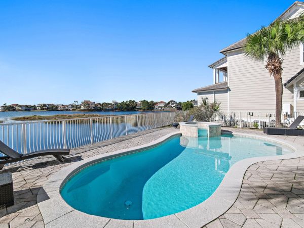 Luxurious Family Retreat in Destin - Private Pool & Lake Views