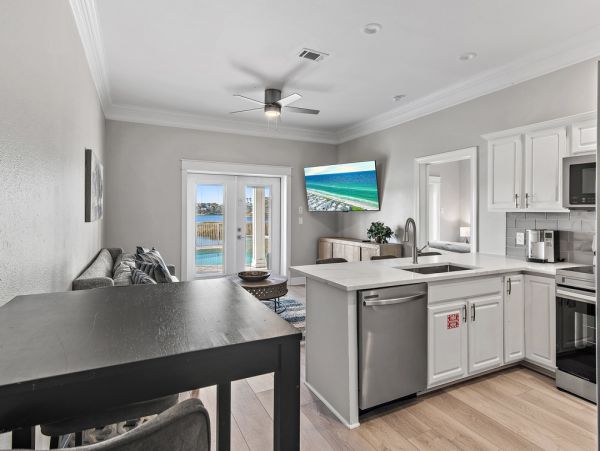 Luxurious Family Retreat in Destin - Private Pool & Lake Views