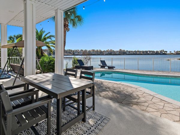 Luxurious Family Retreat in Destin - Private Pool & Lake Views