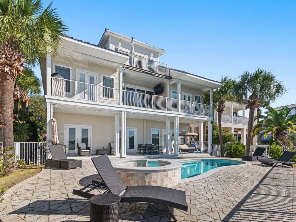 Luxurious Family Retreat in Destin - Private Pool & Lake Views