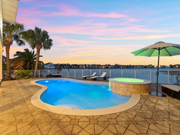 Luxurious Family Retreat in Destin - Private Pool & Lake Views