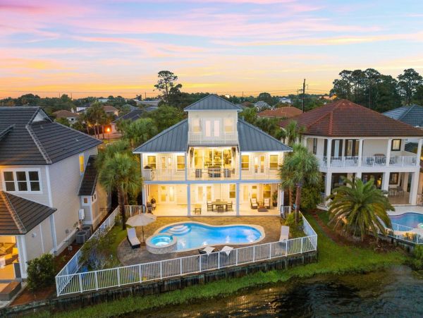 Luxurious Family Retreat in Destin - Private Pool & Lake Views