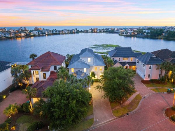 Luxurious Family Retreat in Destin - Private Pool & Lake Views