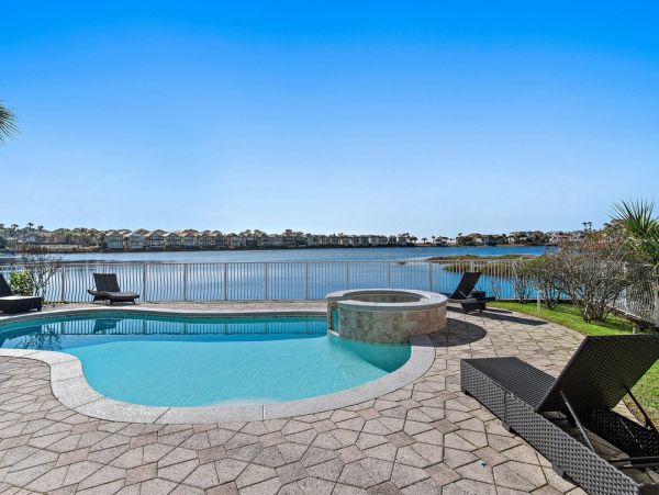 Luxurious Family Retreat in Destin - Private Pool & Lake Views