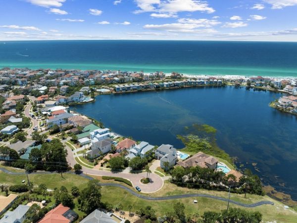 Luxurious Family Retreat in Destin - Private Pool & Lake Views