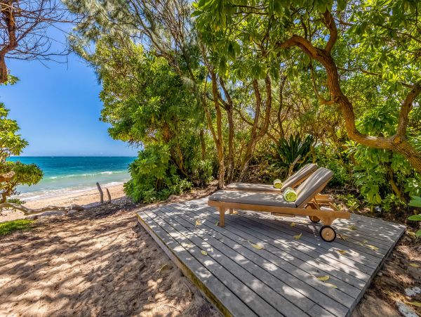 On Beach Kahuku Vacation Home Six Bedroom with Private Pool