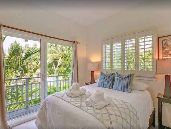 On Beach Kahuku Vacation Home Six Bedroom with Private Pool