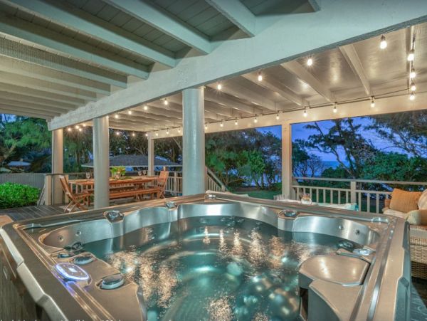 On Beach Kahuku Vacation Home Six Bedroom with Private Pool