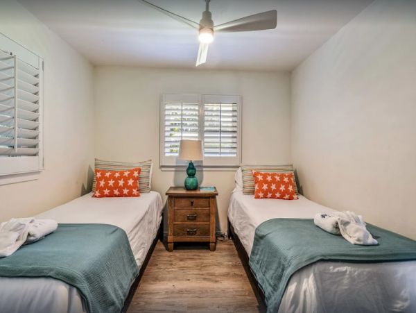 On Beach Kahuku Vacation Home Six Bedroom with Private Pool