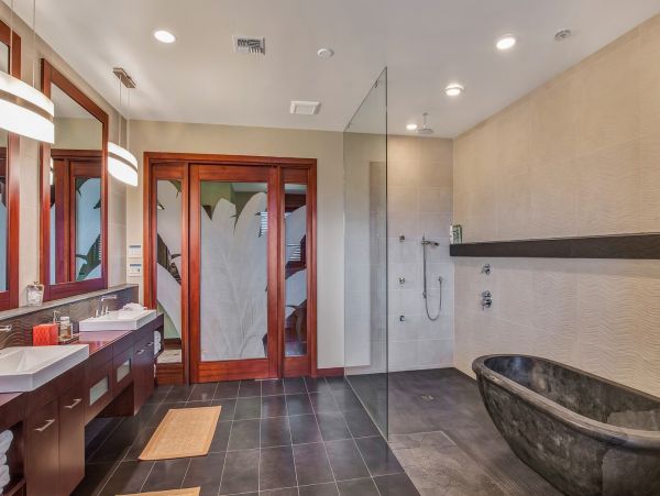 Hawaii Luxurious Vacation Rental - Seven Bedroom Villa with Pool, Ocean Views & Great Amenities