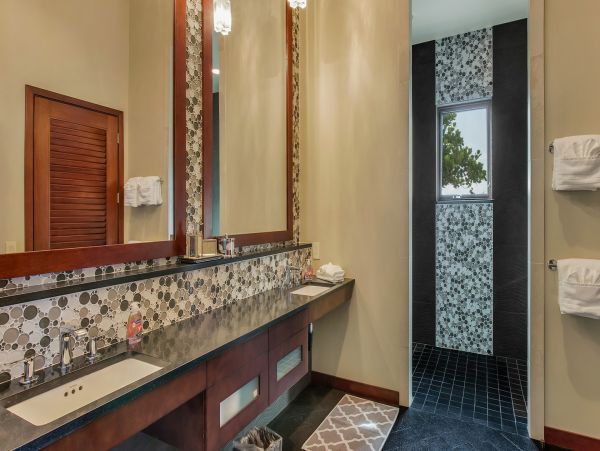 Hawaii Luxurious Vacation Rental - Seven Bedroom Villa with Pool, Ocean Views & Great Amenities