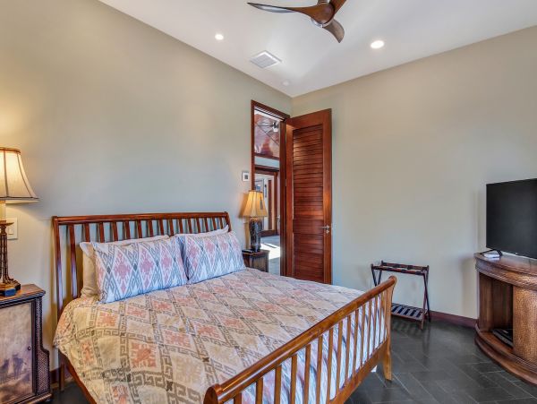 Hawaii Luxurious Vacation Rental - Seven Bedroom Villa with Pool, Ocean Views & Great Amenities