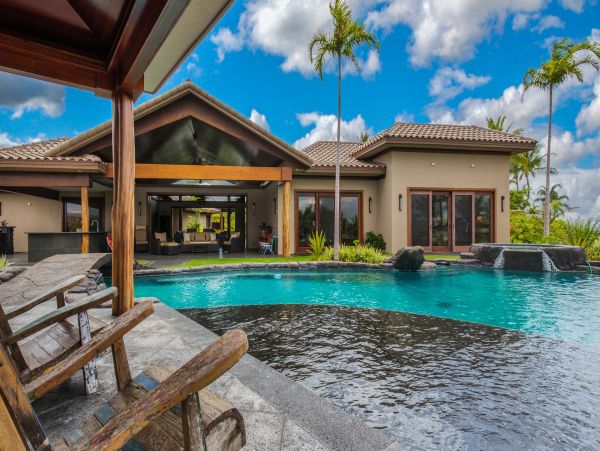 Hawaii Luxurious Vacation Rental - Seven Bedroom Villa with Pool, Ocean Views & Great Amenities