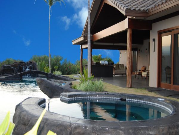 Hawaii Luxurious Vacation Rental - Seven Bedroom Villa with Pool, Ocean Views & Great Amenities