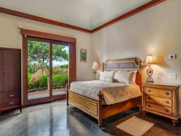 Hawaii Luxurious Vacation Rental - Seven Bedroom Villa with Pool, Ocean Views & Great Amenities