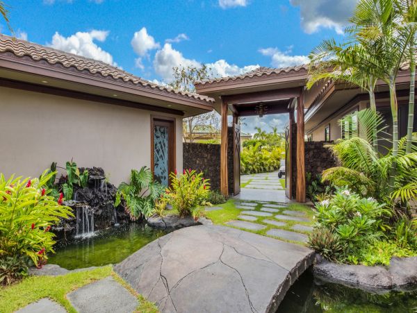 Hawaii Luxurious Vacation Rental - Seven Bedroom Villa with Pool, Ocean Views & Great Amenities