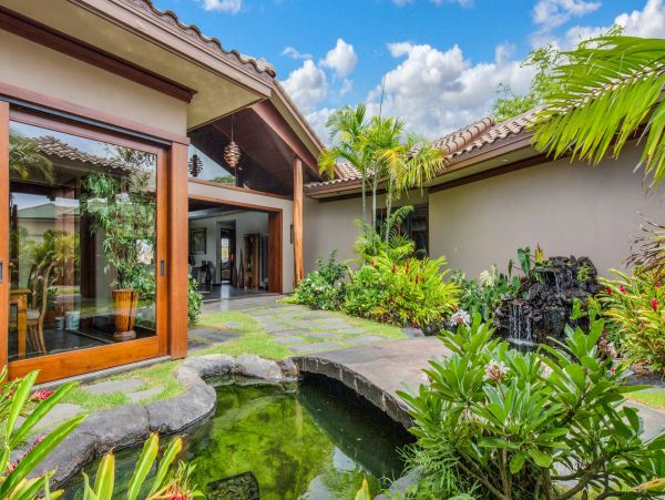 Hawaii Luxurious Vacation Rental - Seven Bedroom Villa with Pool, Ocean Views & Great Amenities