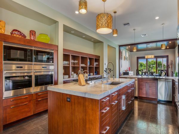 Hawaii Luxurious Vacation Rental - Seven Bedroom Villa with Pool, Ocean Views & Great Amenities