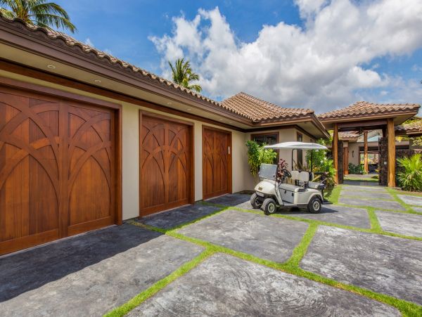 Hawaii Luxurious Vacation Rental - Seven Bedroom Villa with Pool, Ocean Views & Great Amenities