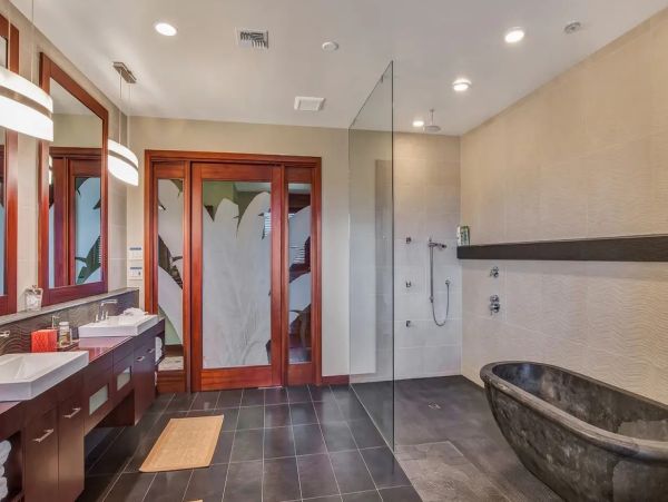 Hawaii Luxurious Vacation Rental - Seven Bedroom Villa with Pool, Ocean Views & Great Amenities