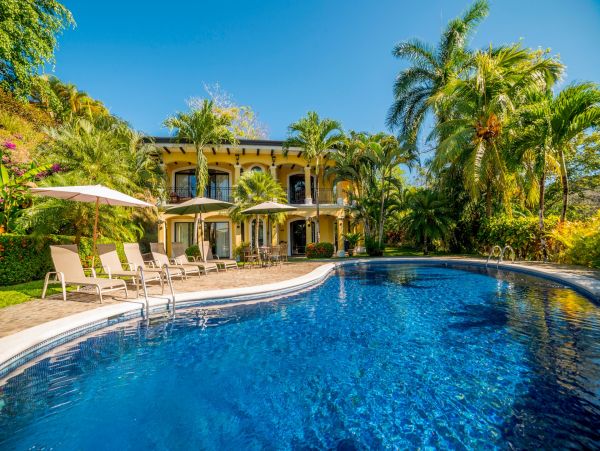 Luxury Home within steps to Herradura beach