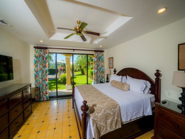 Luxury Home within steps to Herradura beach