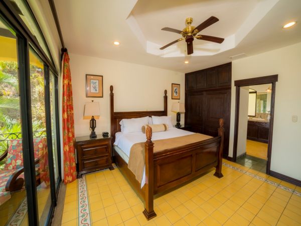 Luxury Home within steps to Herradura beach