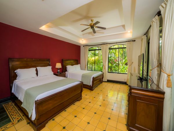 Luxury Home within steps to Herradura beach