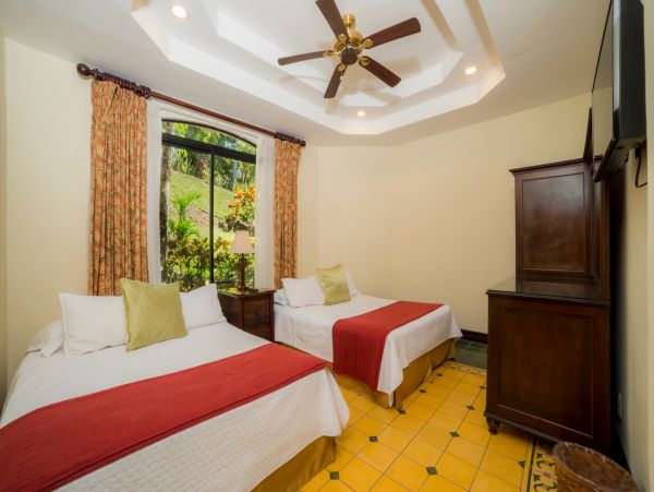 Luxury Home within steps to Herradura beach