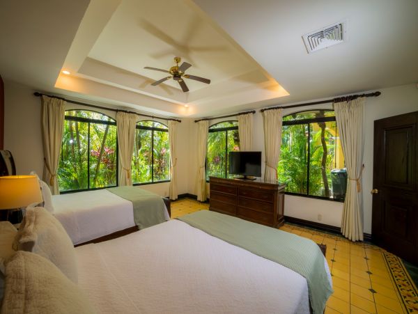 Luxury Home within steps to Herradura beach