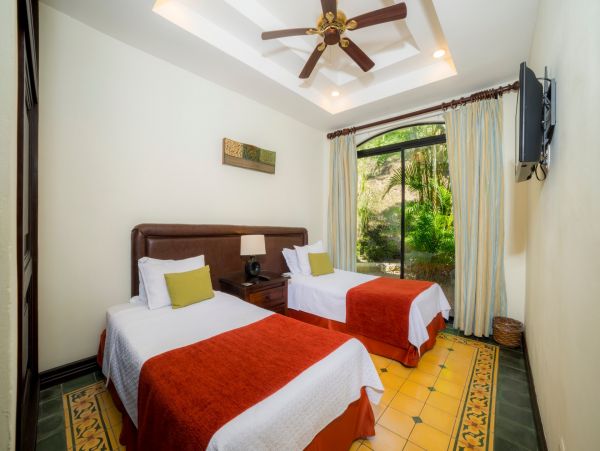 Luxury Home within steps to Herradura beach