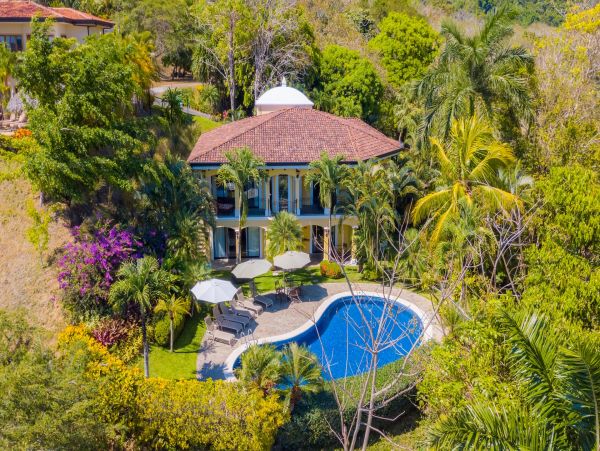 Luxury Home within steps to Herradura beach