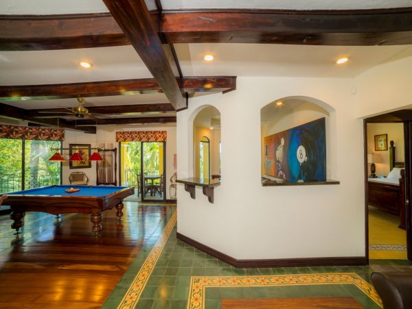 Luxury Home within steps to Herradura beach