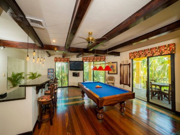 Luxury Home within steps to Herradura beach
