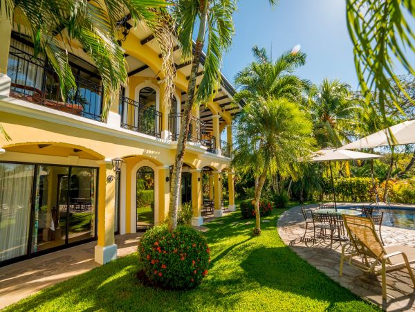 Luxury Home within steps to Herradura beach
