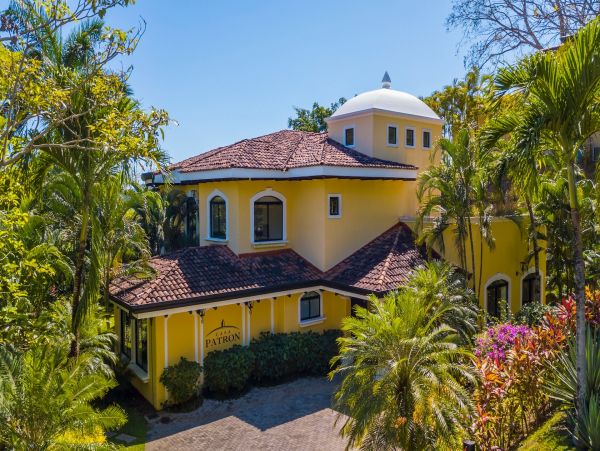 Luxury Home within steps to Herradura beach