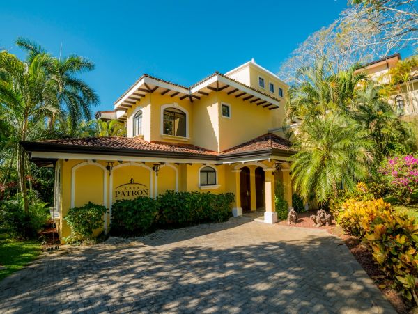 Luxury Home within steps to Herradura beach