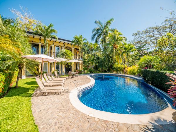 Luxury Home within steps to Herradura beach