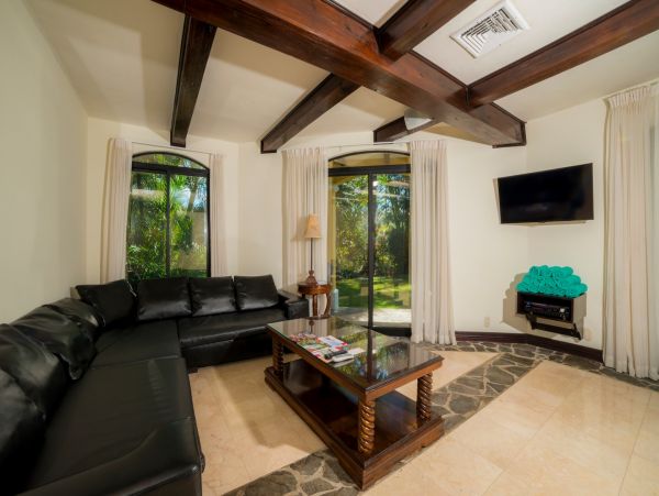 Luxury Home within steps to Herradura beach