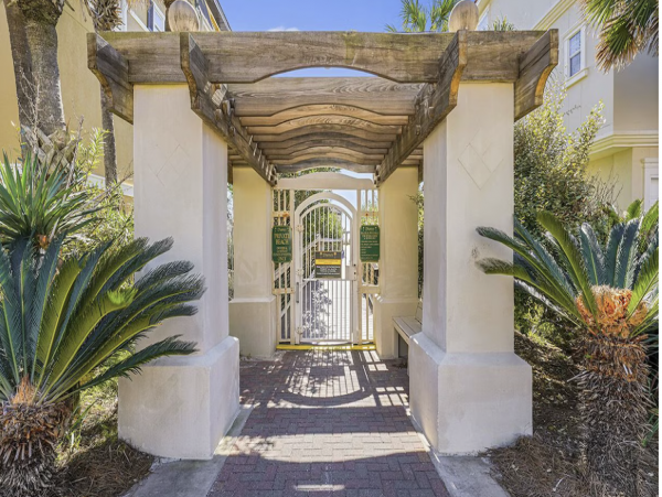 Steps to the Beach 7 Bedroom Home Sleeps 21 Guests in Destin