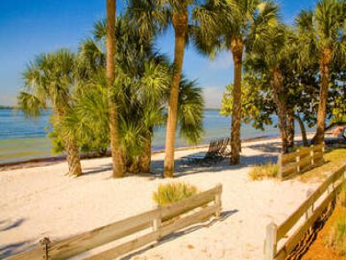 Two Bedroom Rental Sleeps Six Guests in Fort Myers