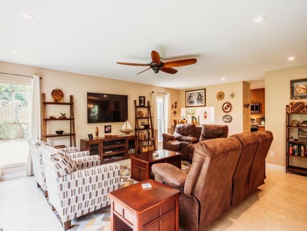 Walk to Beach Four Bedroom Vacation Home in Kihei