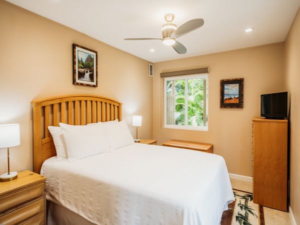 Walk to Beach Four Bedroom Vacation Home in Kihei