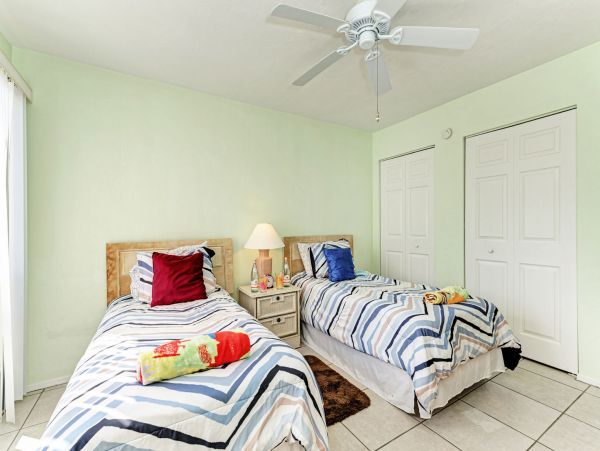 Runaway Bay Condo 2 min walk to beach