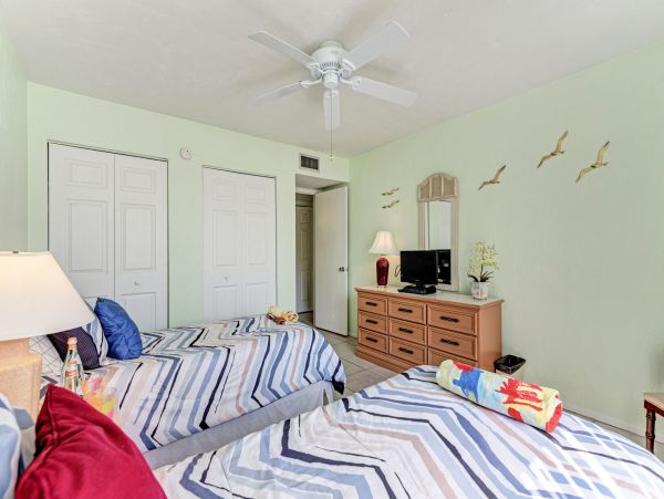 Runaway Bay Condo 2 min walk to beach