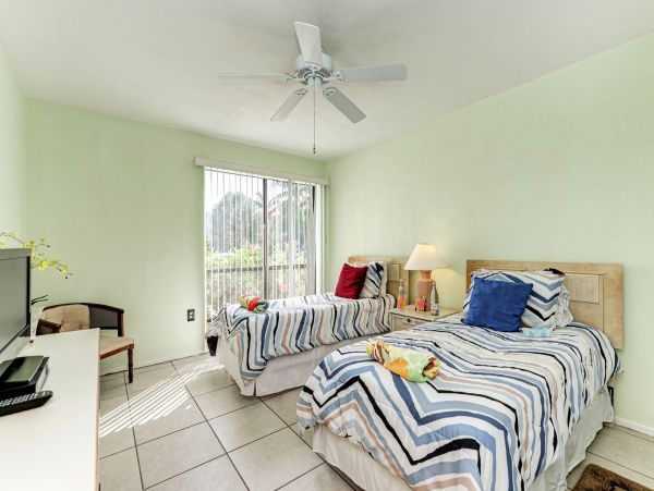 Runaway Bay Condo 2 min walk to beach